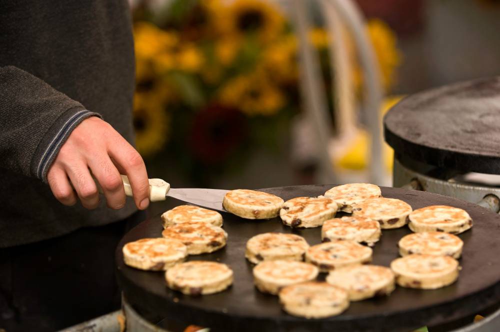  Abergavenny Food Festival 2017, vendor making Welsh Cakes. © Crown copyright 2018 (Visit Wales).