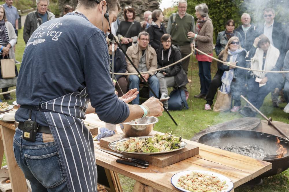  Abergavenny Food Festival 2017. Vendor preparing food. © Abergavenny food Festival.